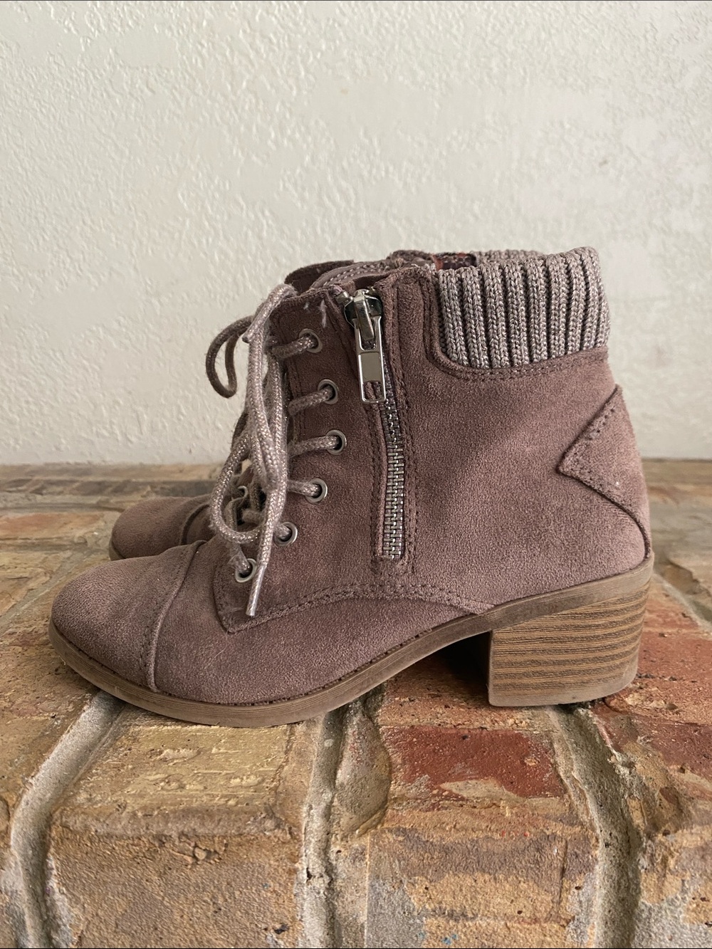 Girls Steve Madden  Taupe Suede Lace-Up Ankle Bootie with Knit Collar & side zip